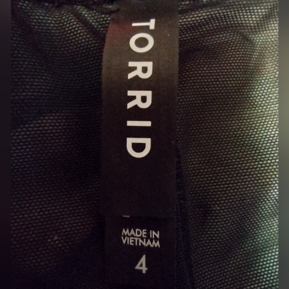 TORRID SWIM LEAFY RACERBACK TANKINI AND LEAFY HIGH RISE SHORTS SIZE 4 - Picture 11 of 13